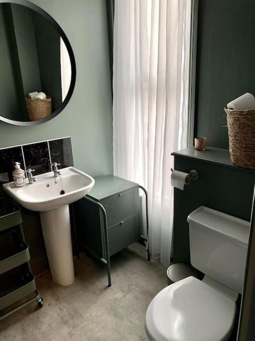 Chic Townhouse Near Tunnels Beaches אילפרקומב מראה חיצוני תמונה