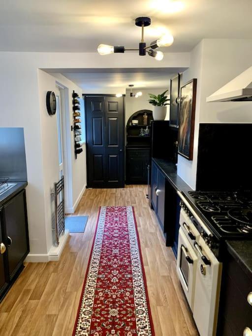Chic Townhouse Near Tunnels Beaches אילפרקומב מראה חיצוני תמונה